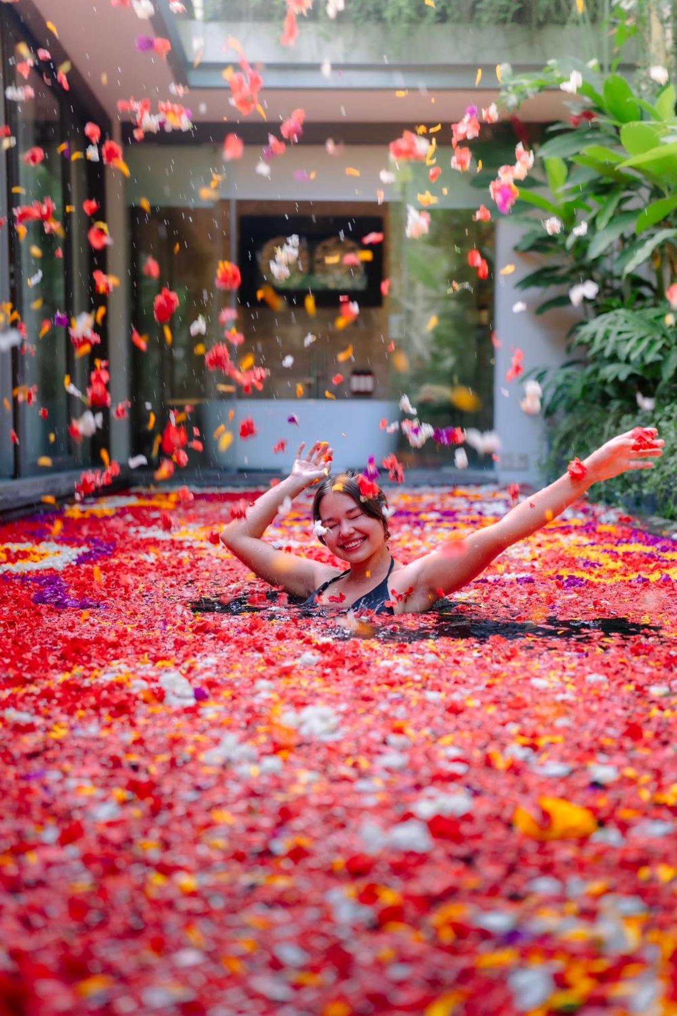 Goya Boutique Resort Убуд Екстер'єр фото Flower bath at the spa
