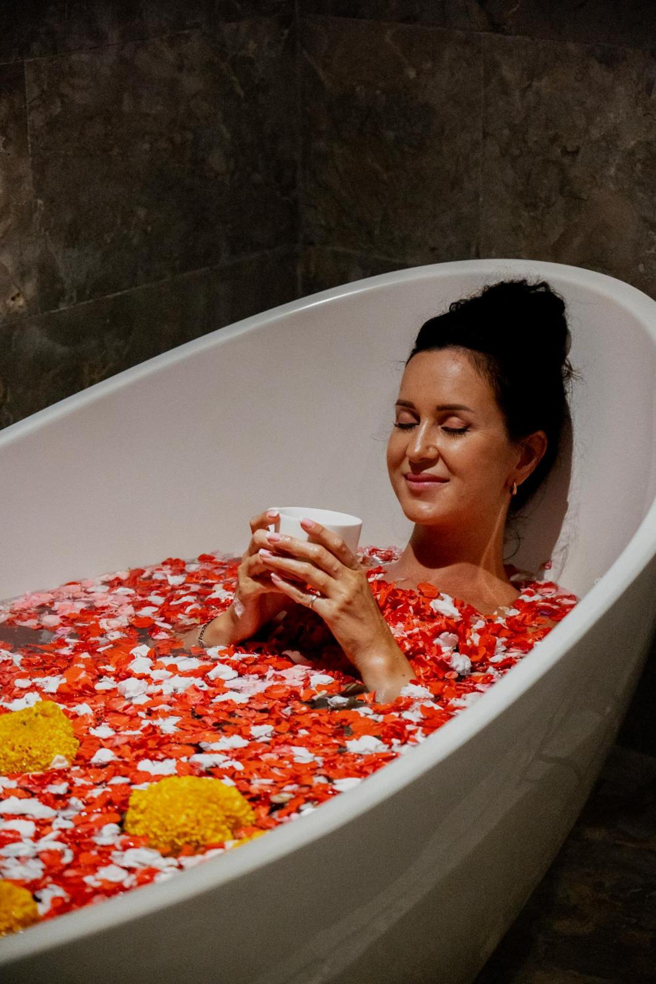Goya Boutique Resort Убуд Екстер'єр фото A woman relaxing in a bathtub