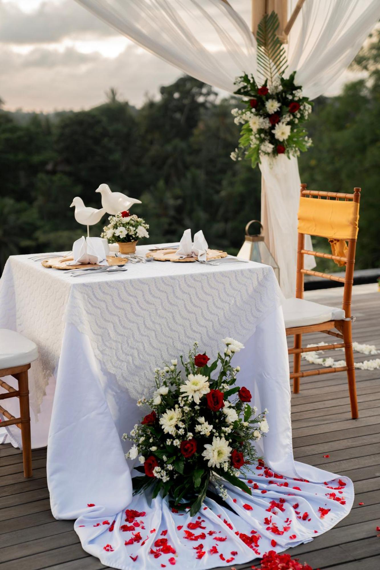 Goya Boutique Resort Убуд Екстер'єр фото A table set for a wedding