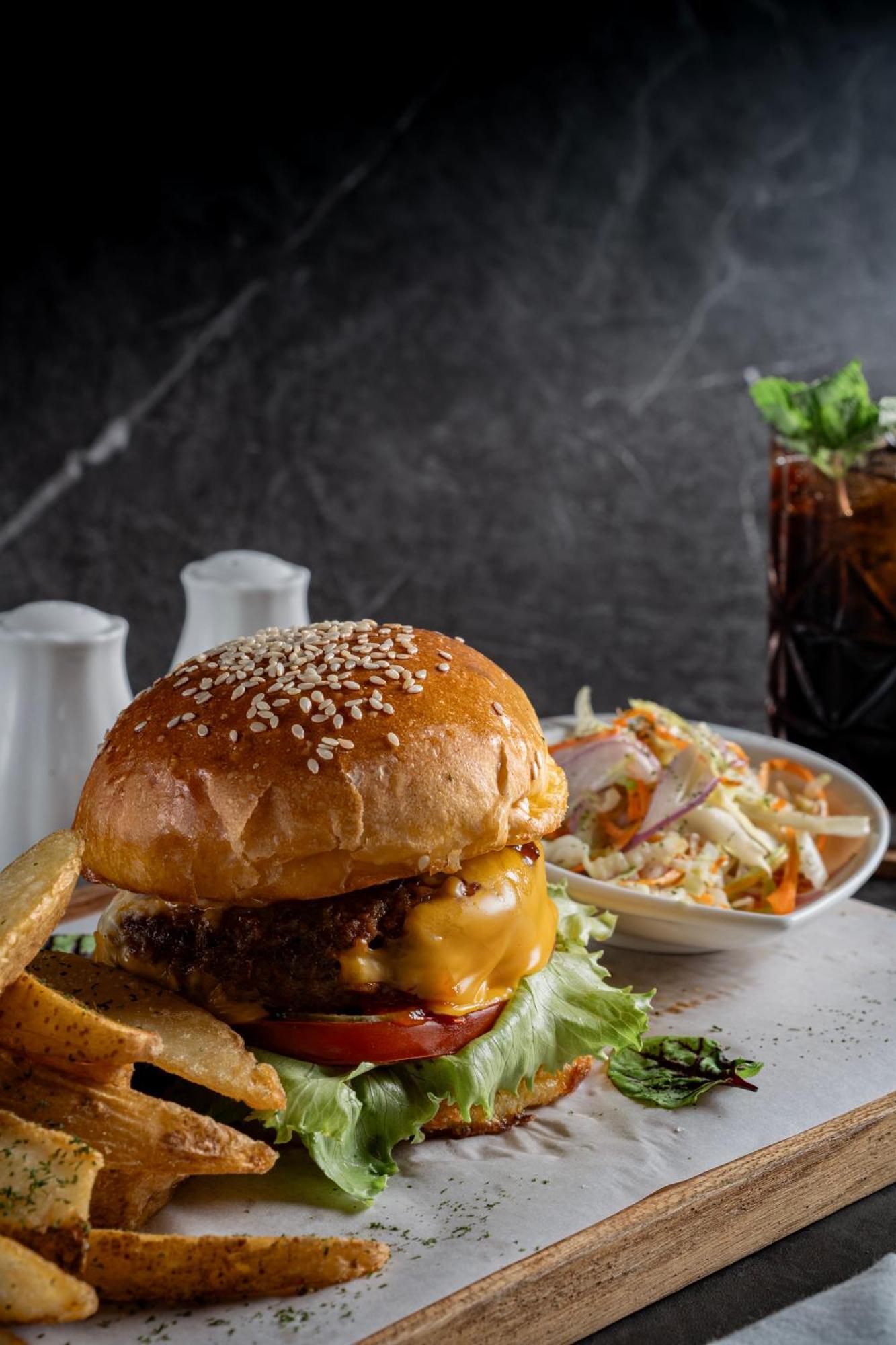 Goya Boutique Resort Убуд Екстер'єр фото A cheeseburger with coleslaw and a cola